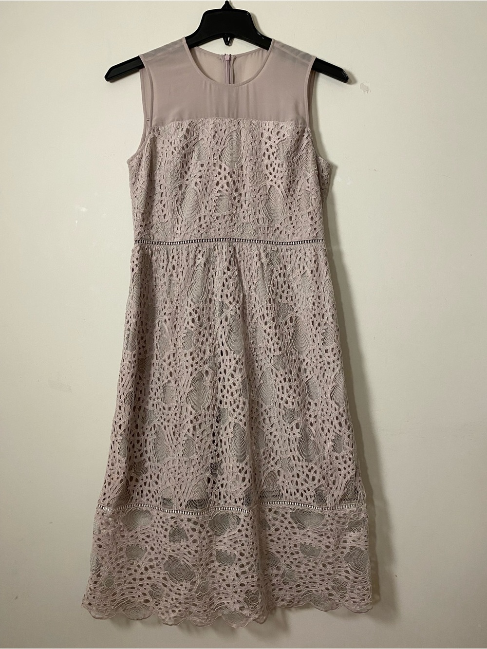 Elegant Sleeveless Lace Midi Dress in Light Mauve